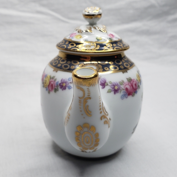 Victoria and Albert Museum Victorian Reproduction Tourney Mini Teapot England - Picture 2 of 9